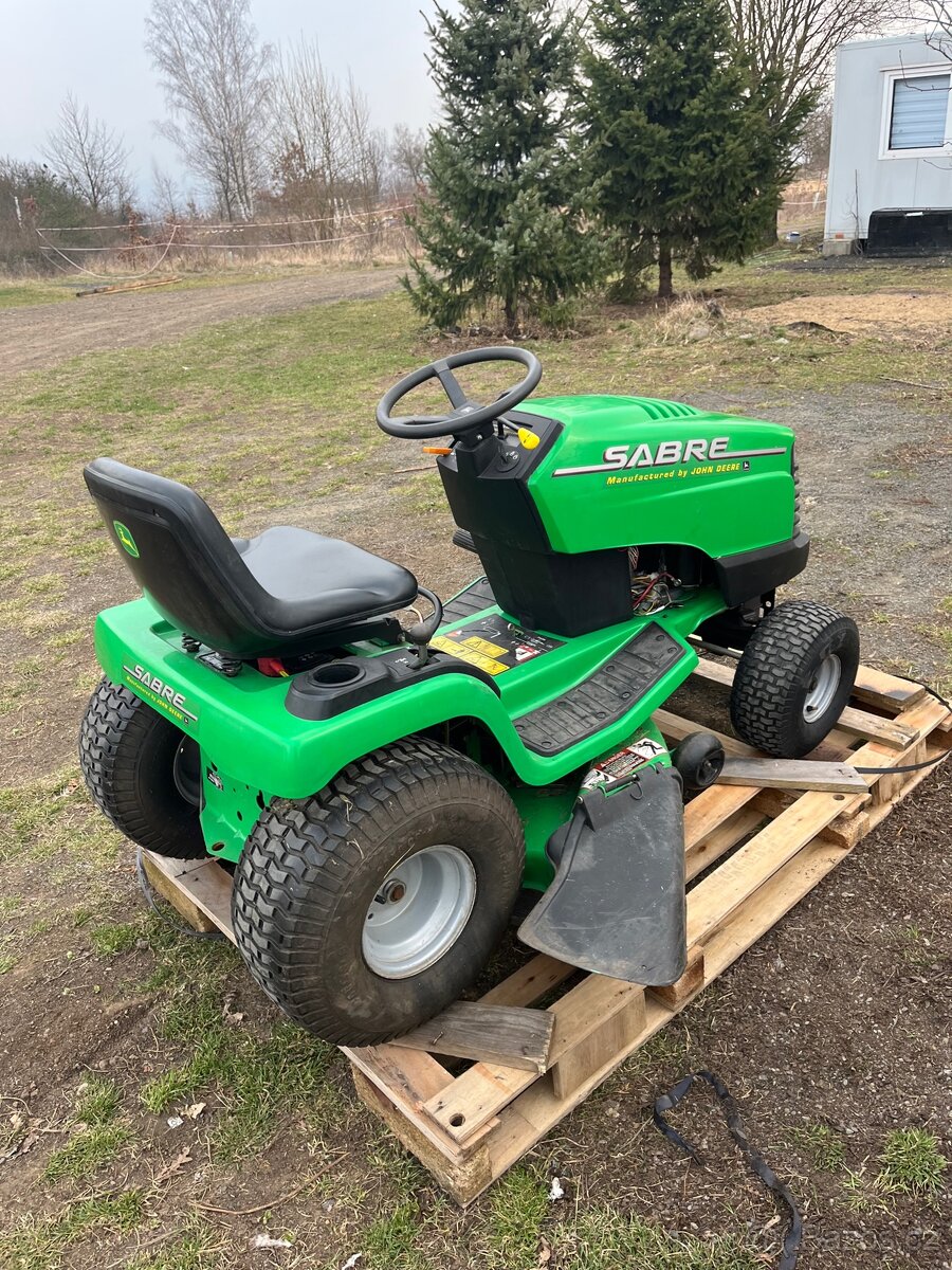 Zahradní traktůrek Sabre John Deere