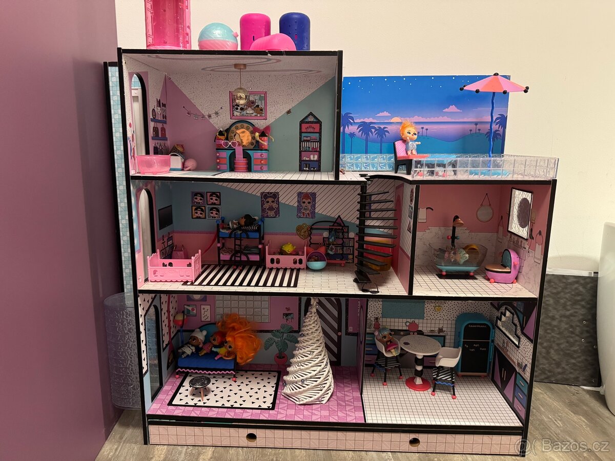 Domeček pro panenky včetně bohatého příslušenství