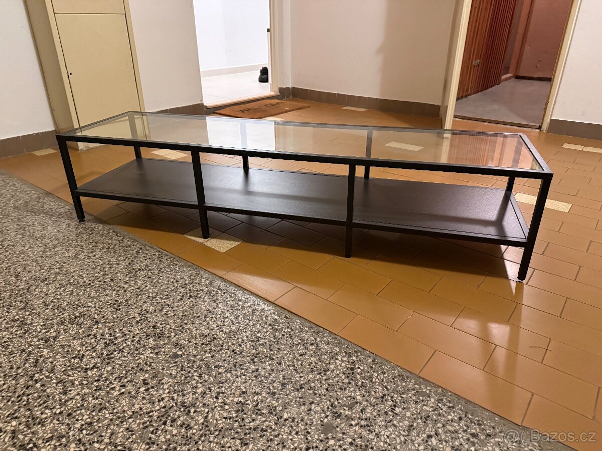 Stůl pod televizi