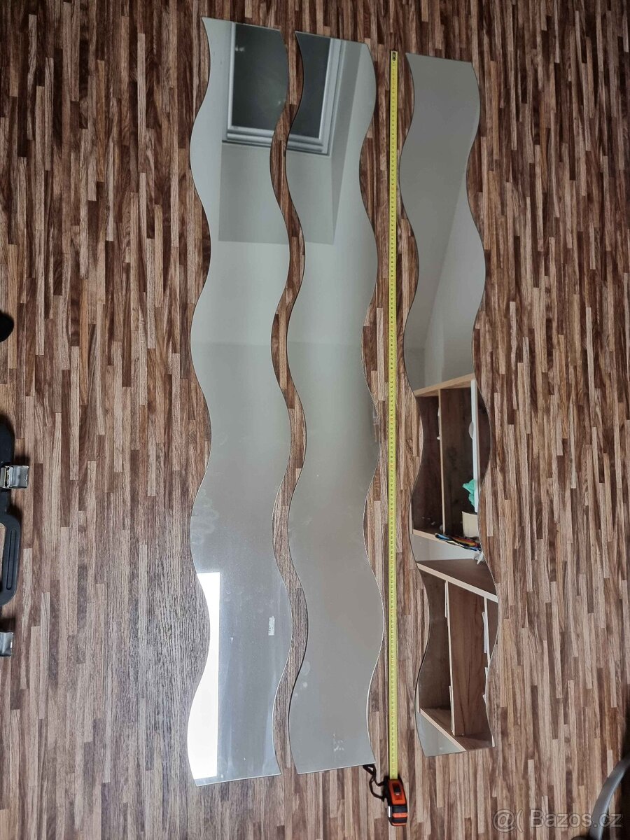 Zrcadla ve tvaru vln na zeď/dveře