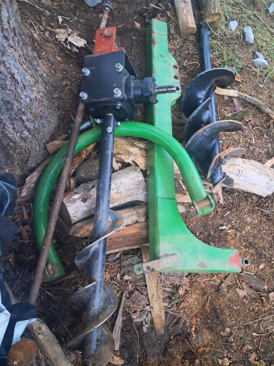 Zemní vrták za traktor