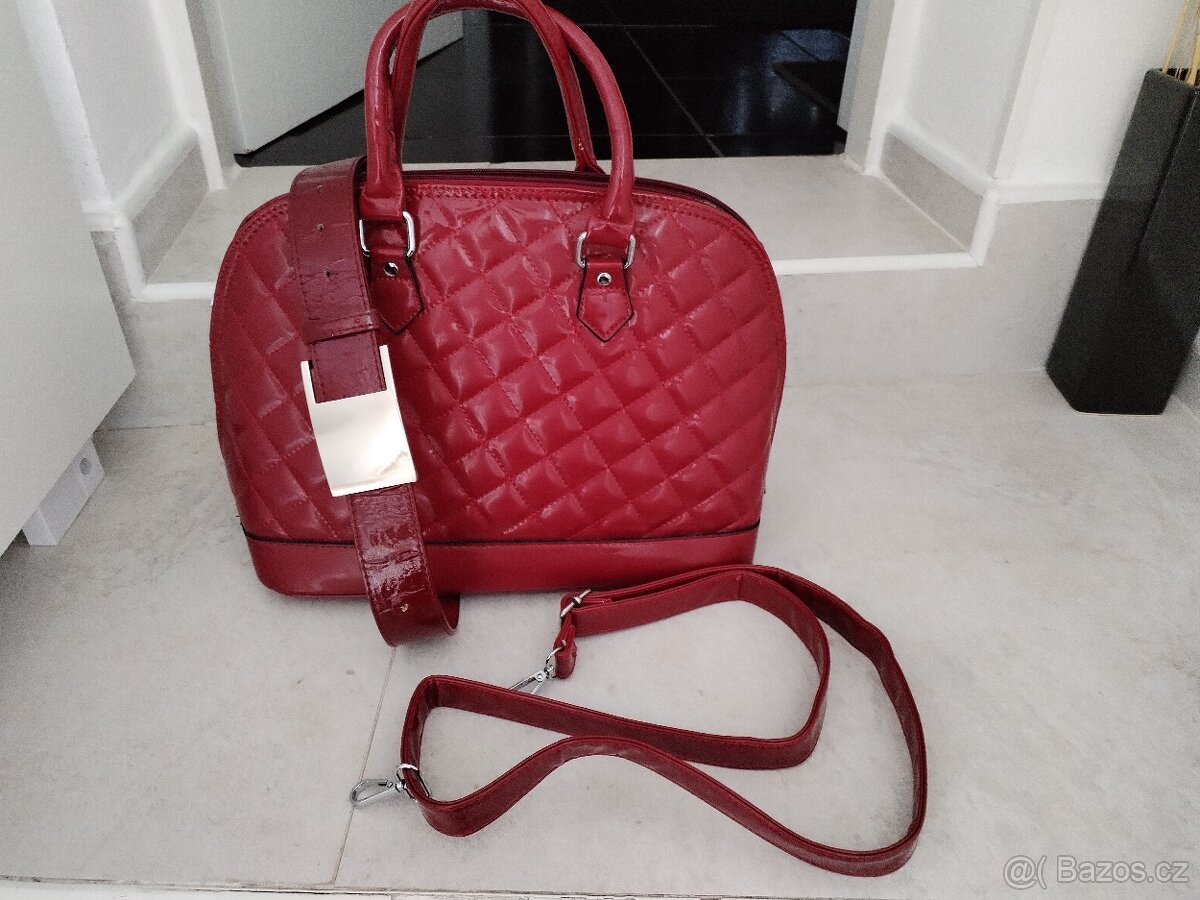 Vínová lakovaná luxusní kabelka včetně lakovaného pásku