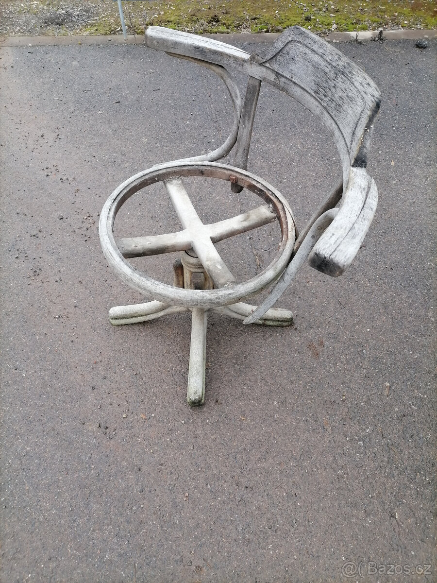 starožitná židle otočná holič?