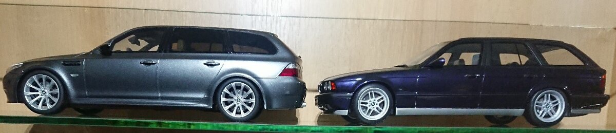 BMW E61 M5 touring 2007 1:18 šedá metalíza