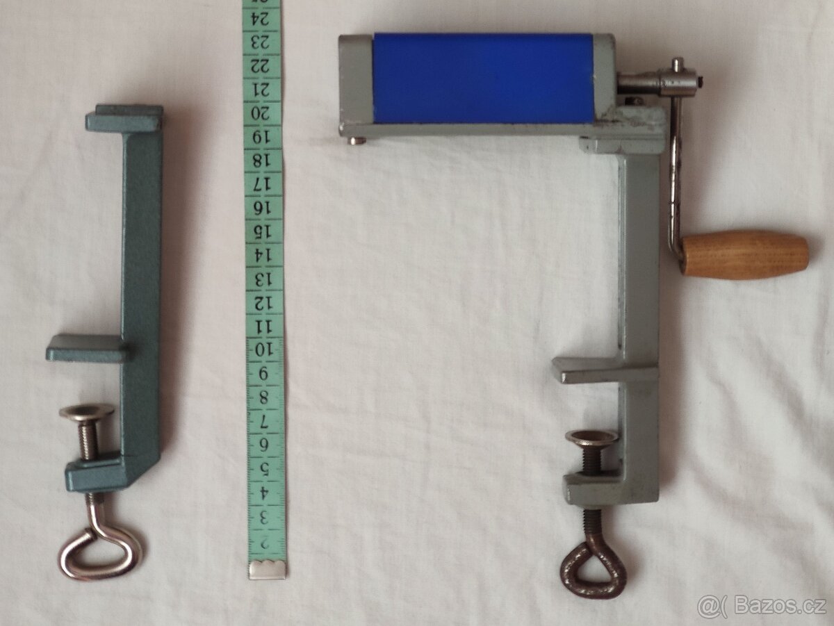 Mlýnek na nudle, na náhradní díly, pro sběratele cena 50,-Kč