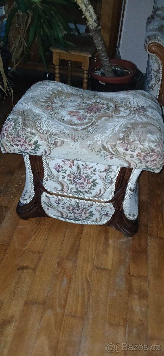 Křeslo se stolkem a podnožkou