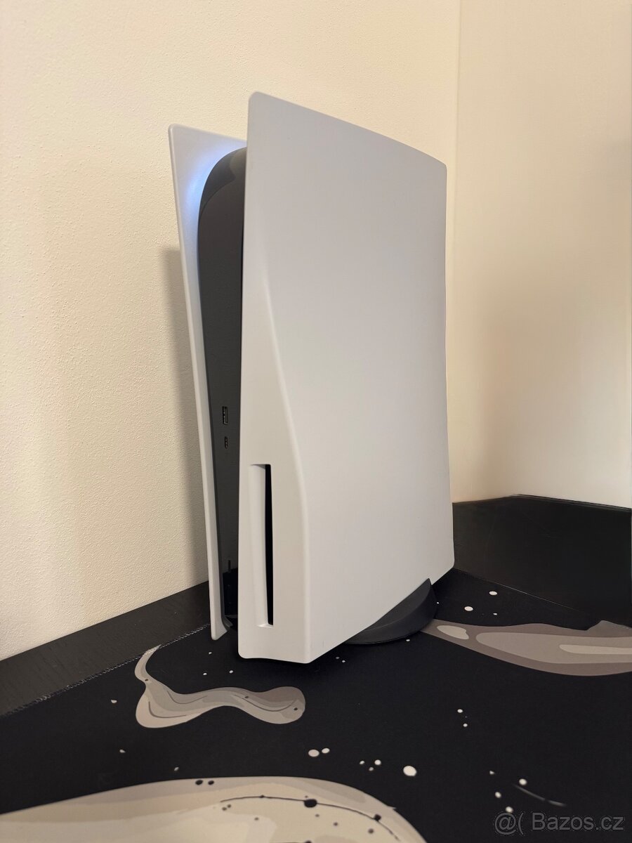 PlayStation 5 + 2x ovladač (nabíječka) + kufřík