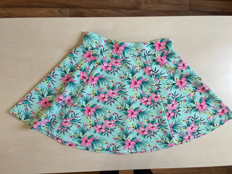 Nová světlemodrá sukně s květy, vel S, HM