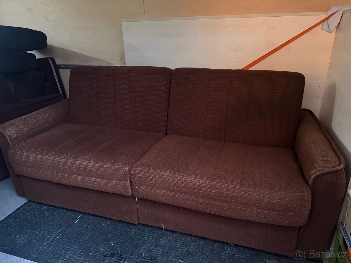 Sedací souprava a dvě křesla