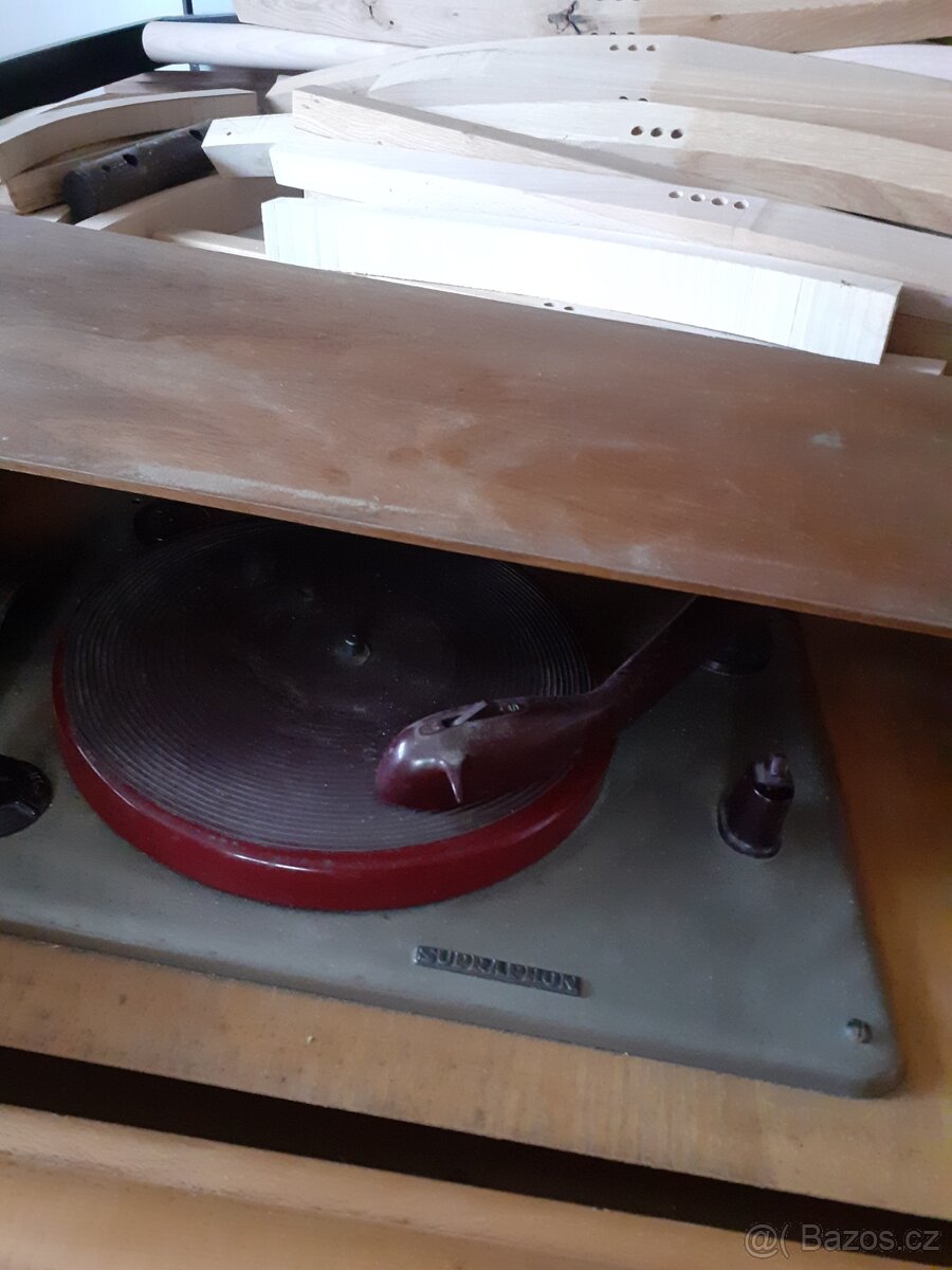 Retro gramofon Supraphon ,rádio Tesla 605 A