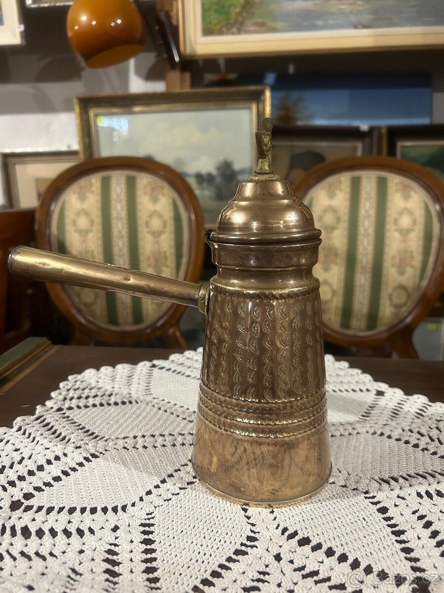 Mosazná historická konvice s reliéfními detaily