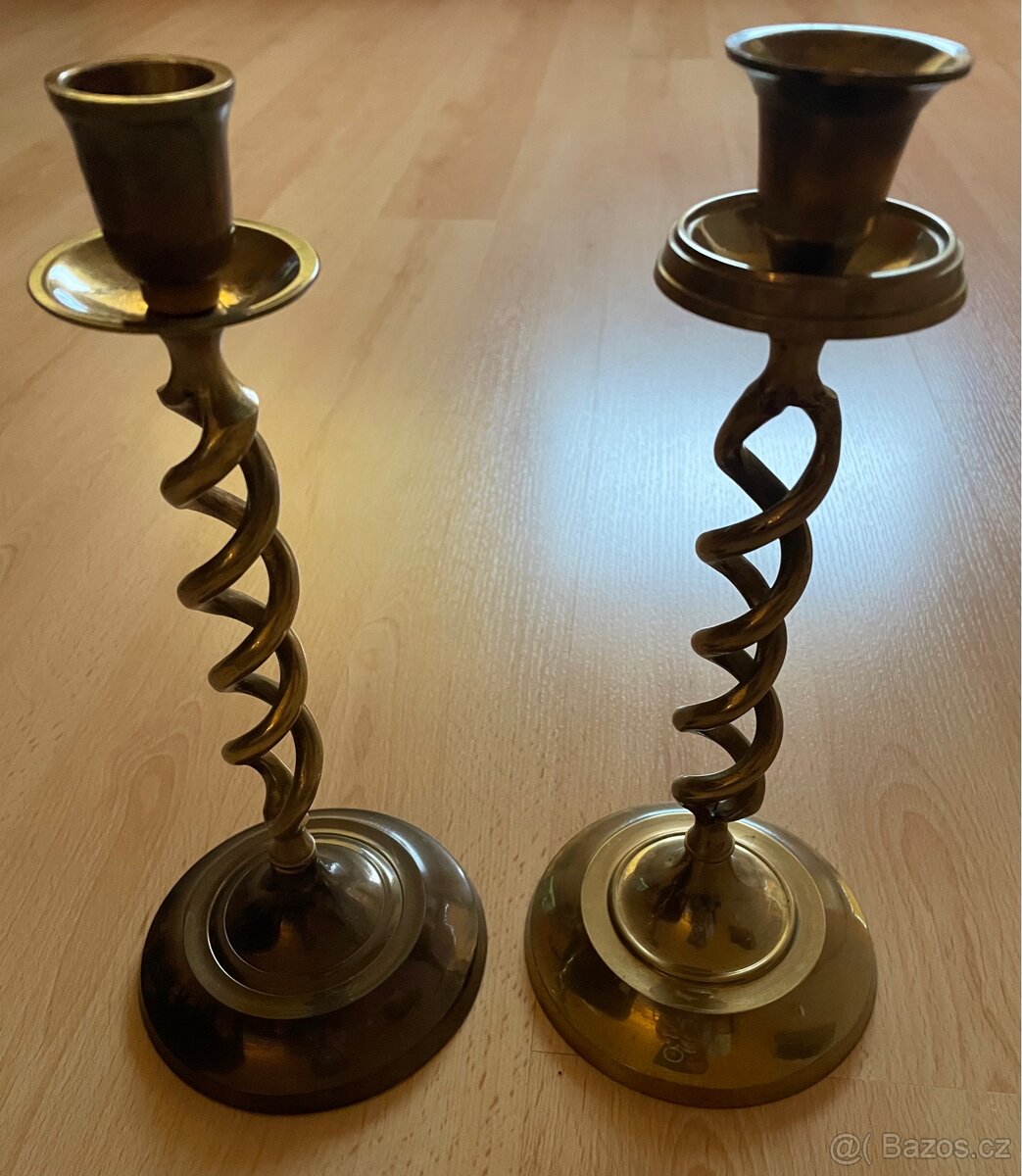 Kovový svícen 2 ks, rozebíratelný, výška 25 cm.