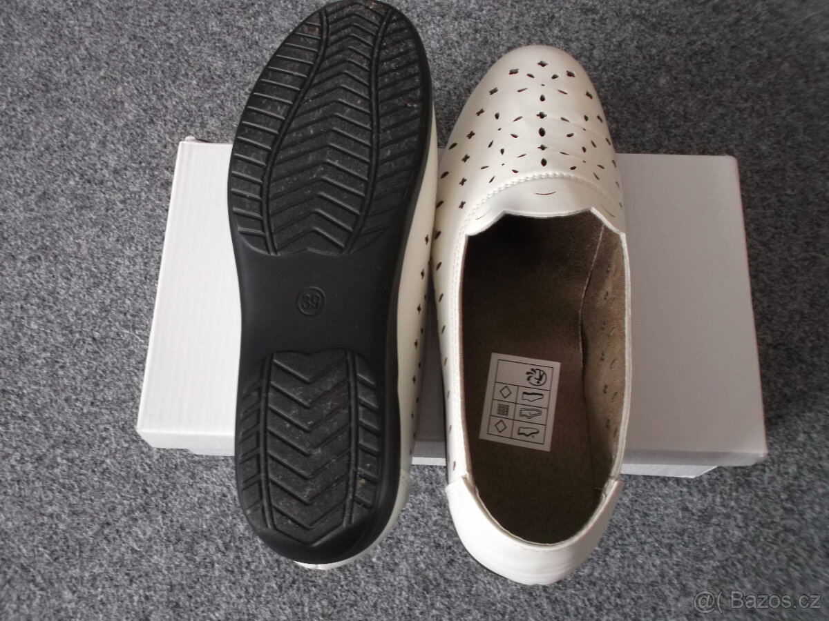 Prodám bílé boty.