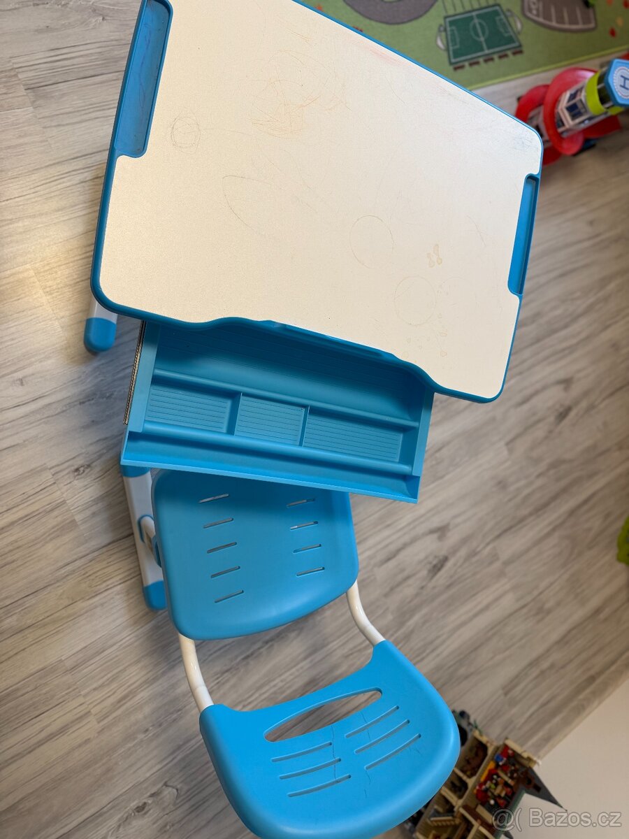 Detsky polohovaci stul s zidli