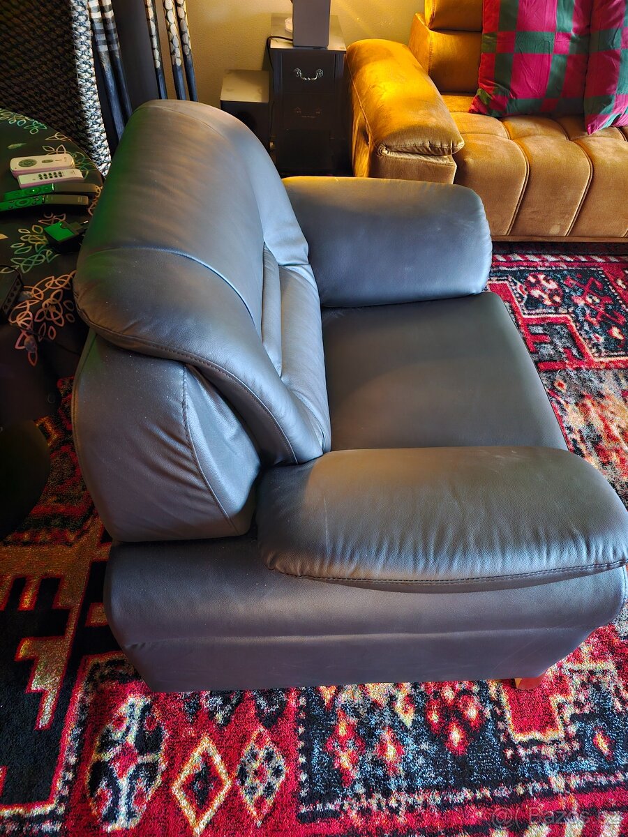 Nove prostorne cerne kreslo