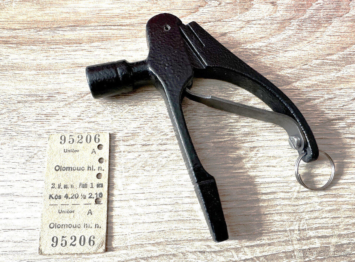 železniční kleště průvodčího ČSD na jízdenky