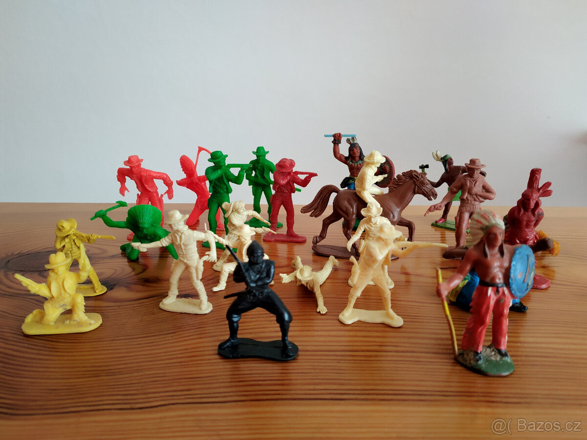 Plastové figurky indiánů a kovbojů