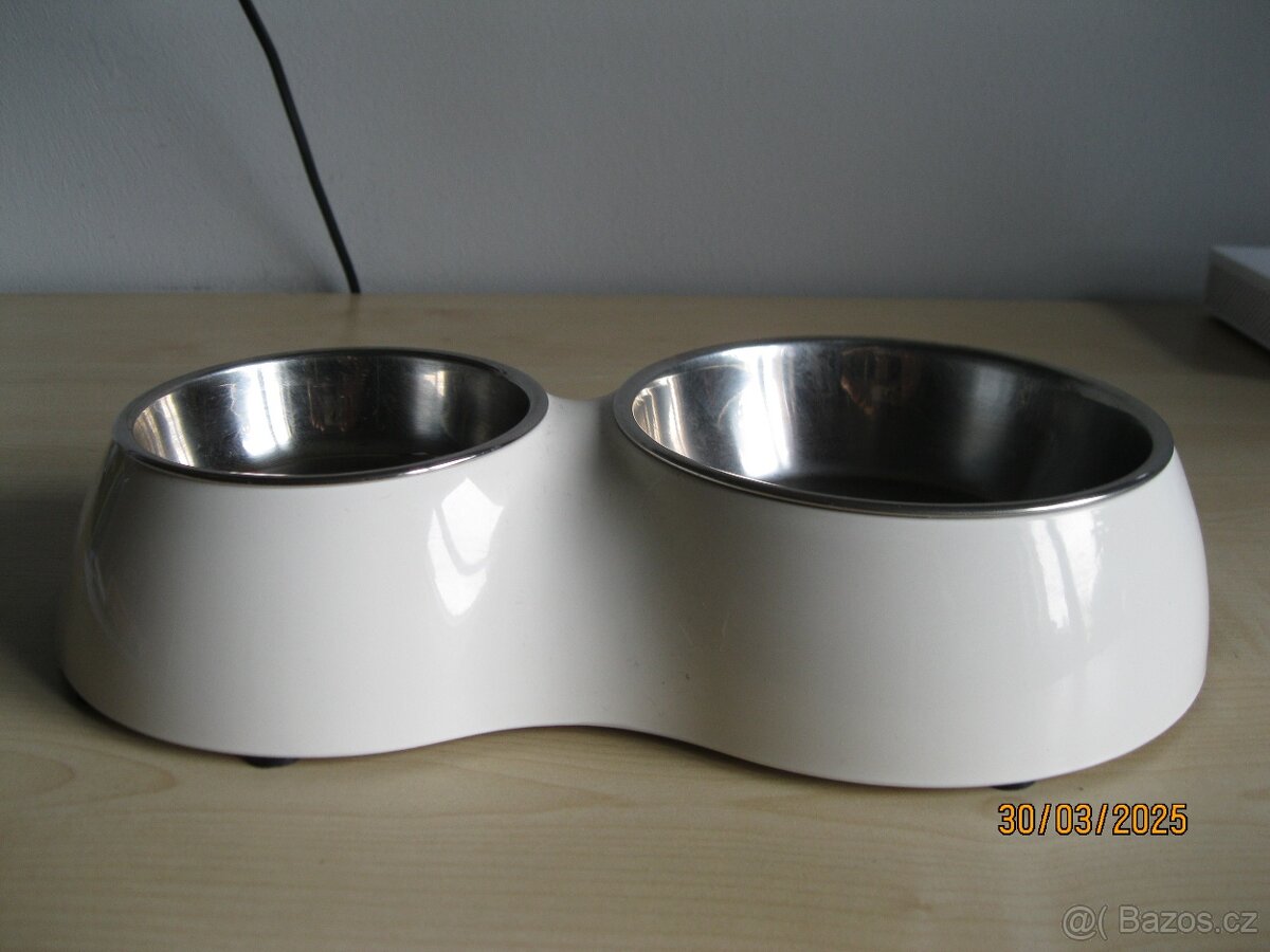 Miska na krmení a vodu.