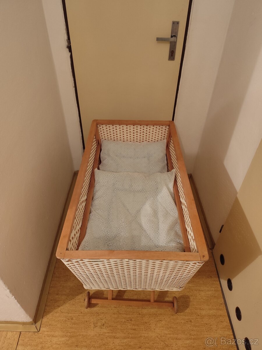 Stará kolébka pro miminko