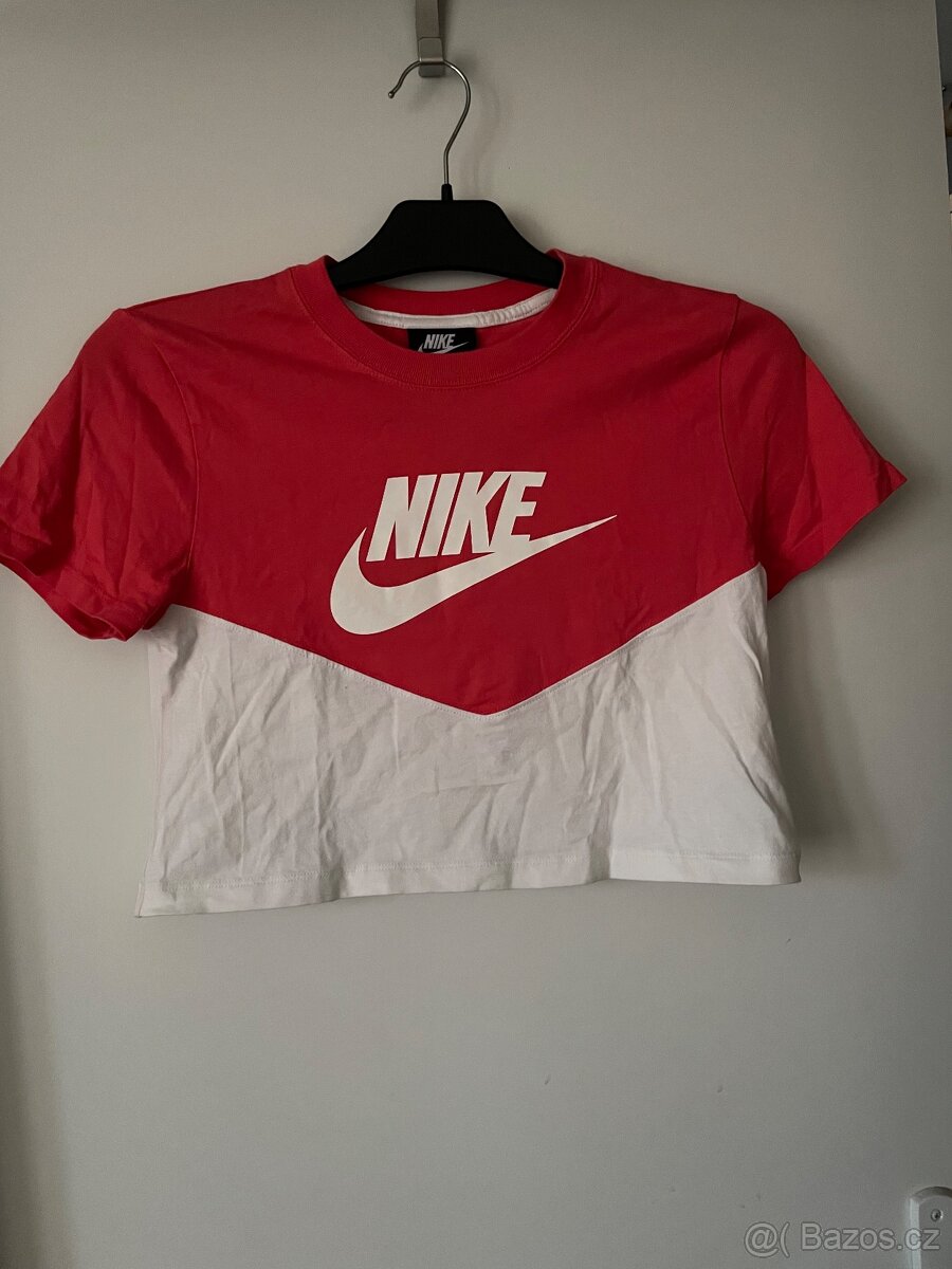 Crop top značky Nike