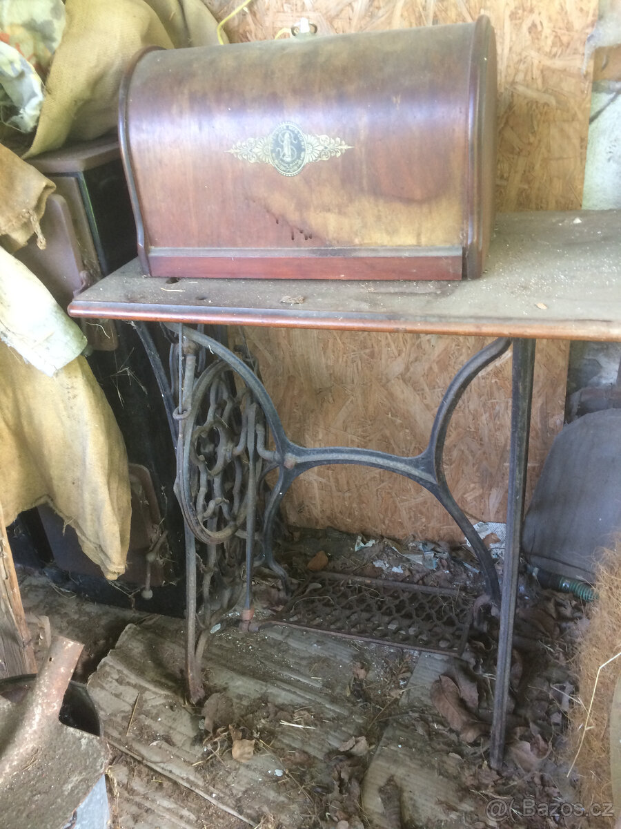 Starožitný šicí šlapací stroj SINGER