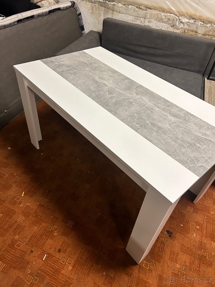 Jidelni stul a 4 židle