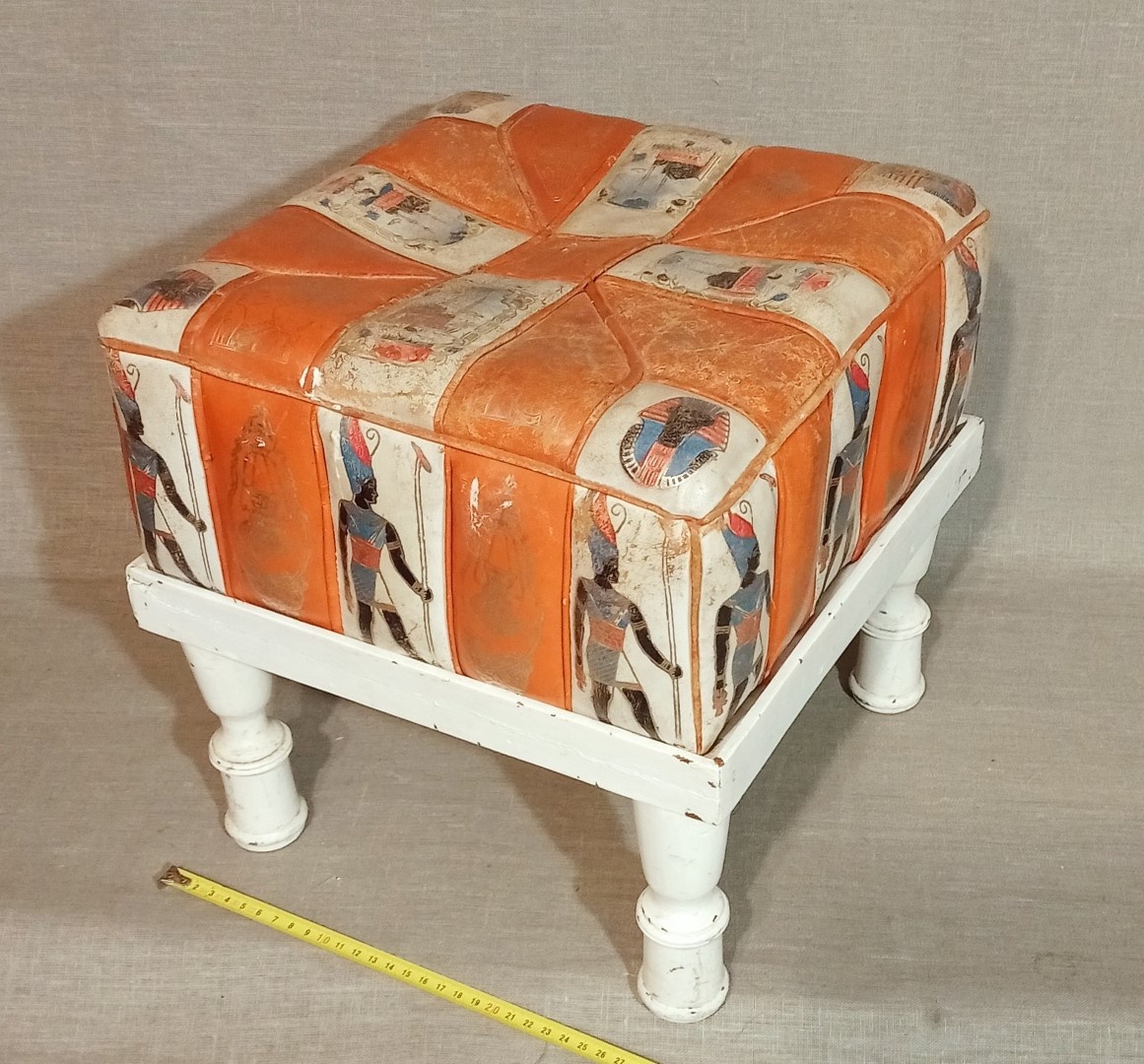 Starý kožený taburet s orientálním motivem