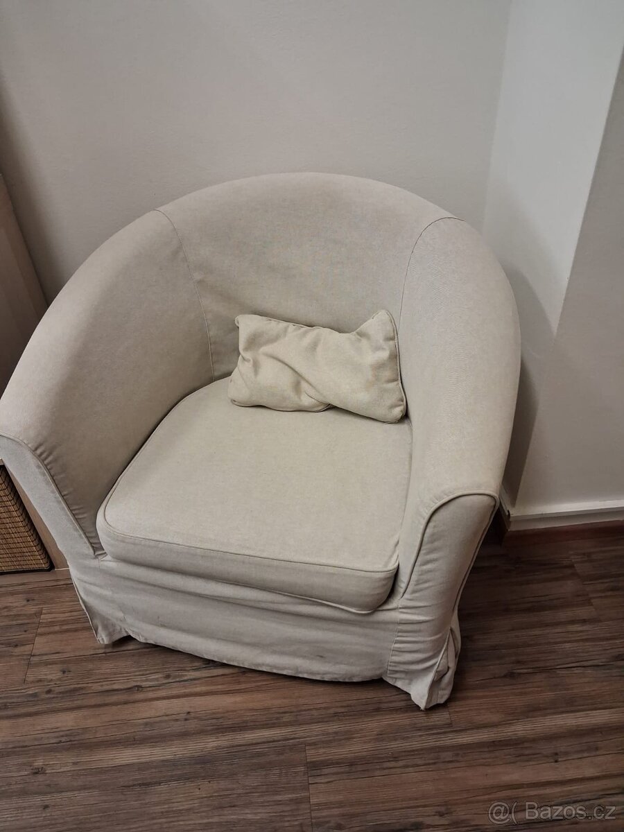 Béžové křeslo (2ks; cena 1500 Kč/ks)