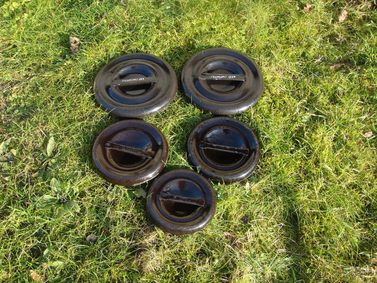 prodám staré černé pokličky 5ks za 30kč/kus