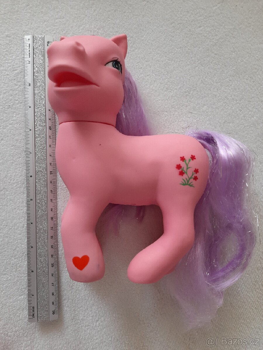 Koníci. Addo chodící jednorožec.Pejsek s vodítkem.