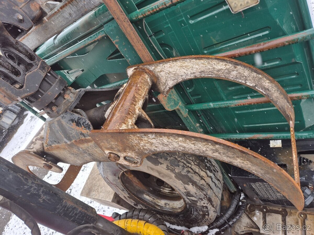 Drapák na kulatinu Palfinger FG53 včetně rotátoru