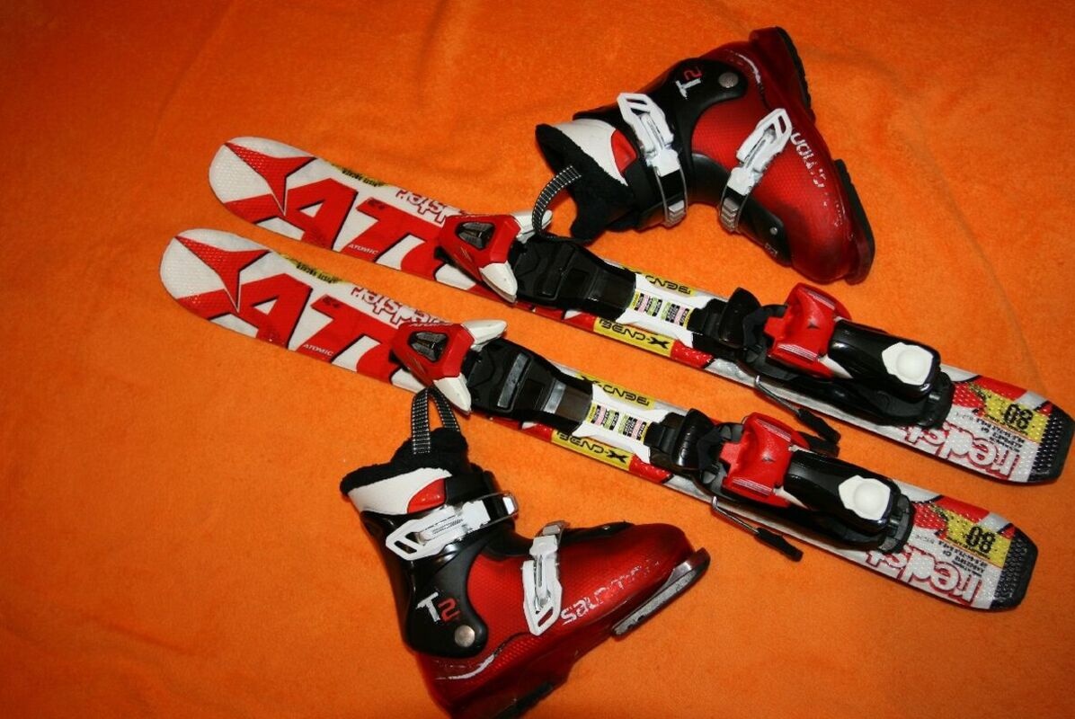 detské lyže atomic 80 cm , hadí kuže , lyžáky