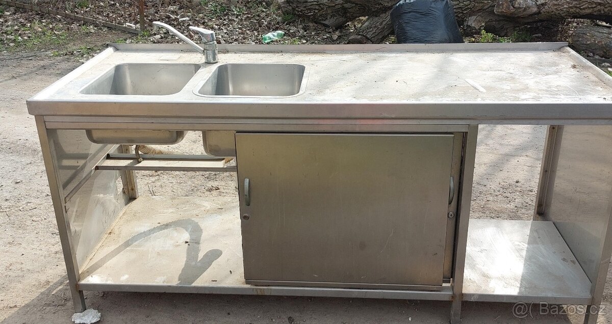 Nerezový stůl se dvěma dřezy
