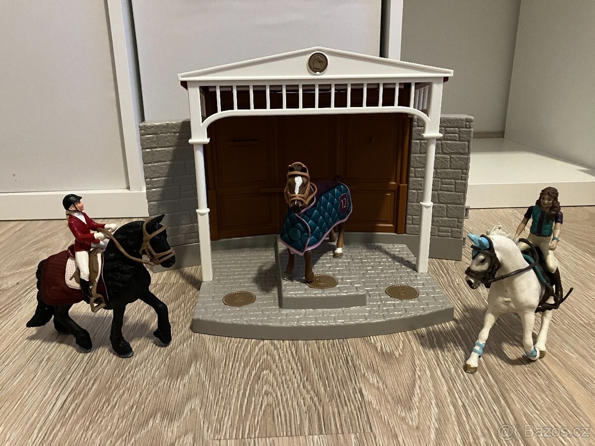 Schleich Velké parkurové závodiště s koňmi