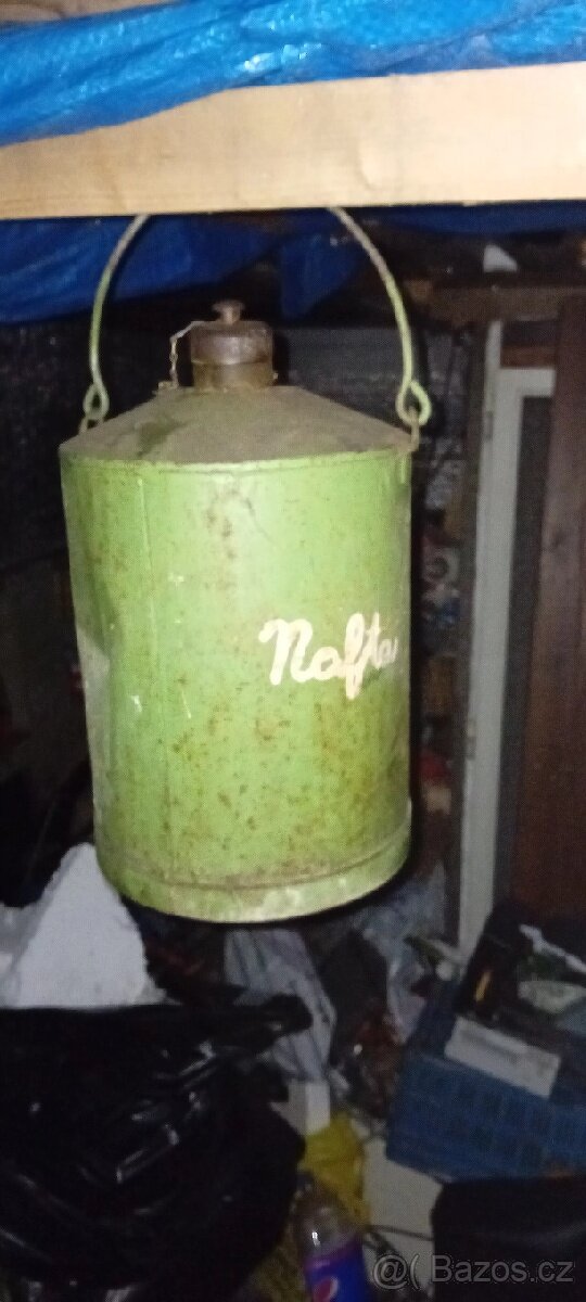 Starožitný plechový kanystr.