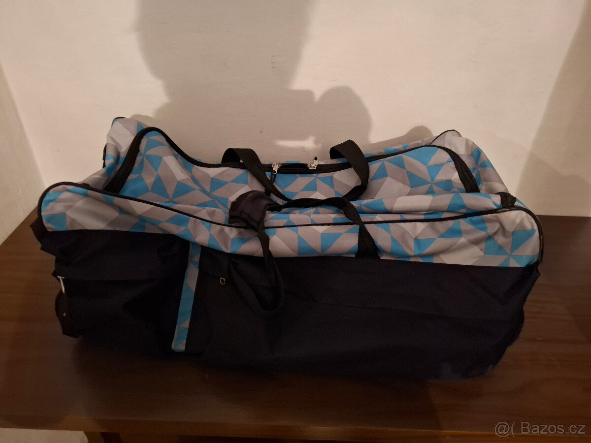 Prodám cestovní tašku(kufr) na kolečkách,kosmetický kufřík
