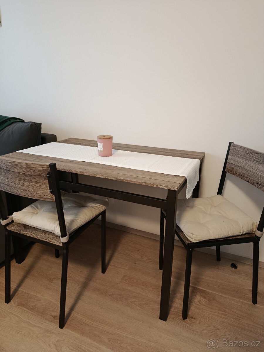 Jídelní stůl