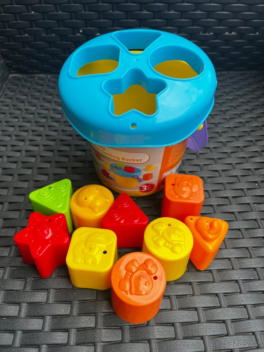 Dětská hračka, kostky, kyblík