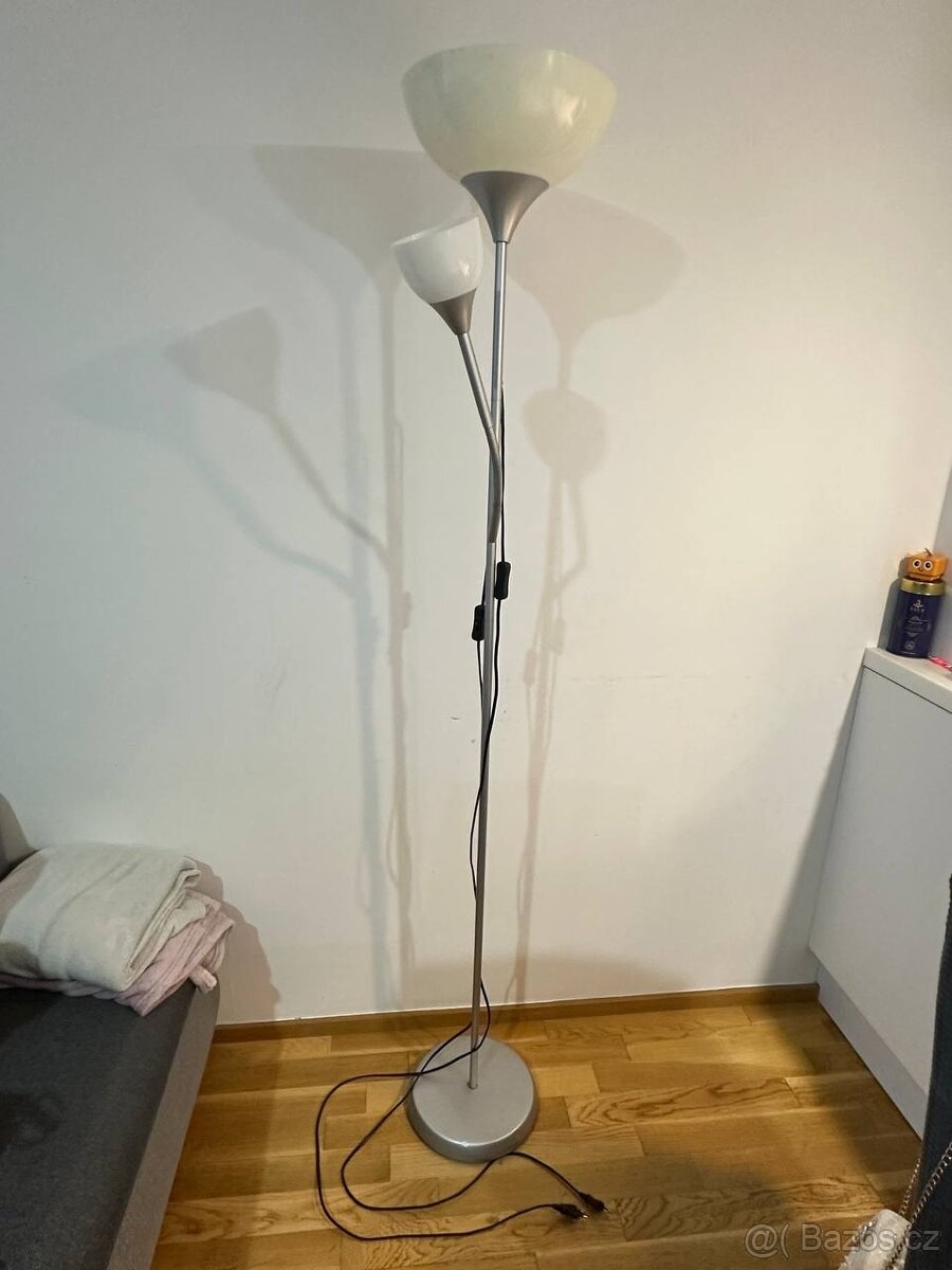 Stojací lampa se dvěma světly