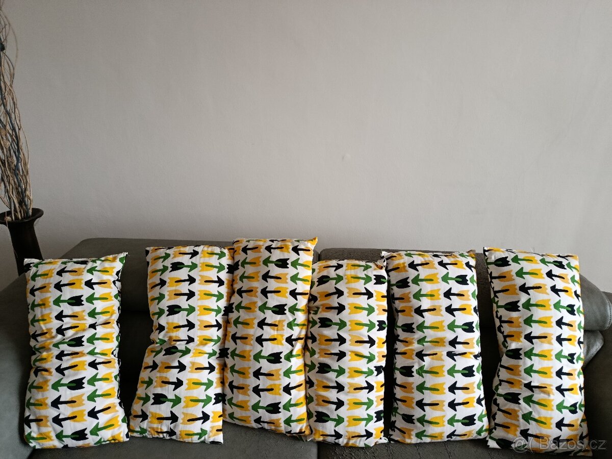 6x polštář 50x25 cm za celkem 250 Kč