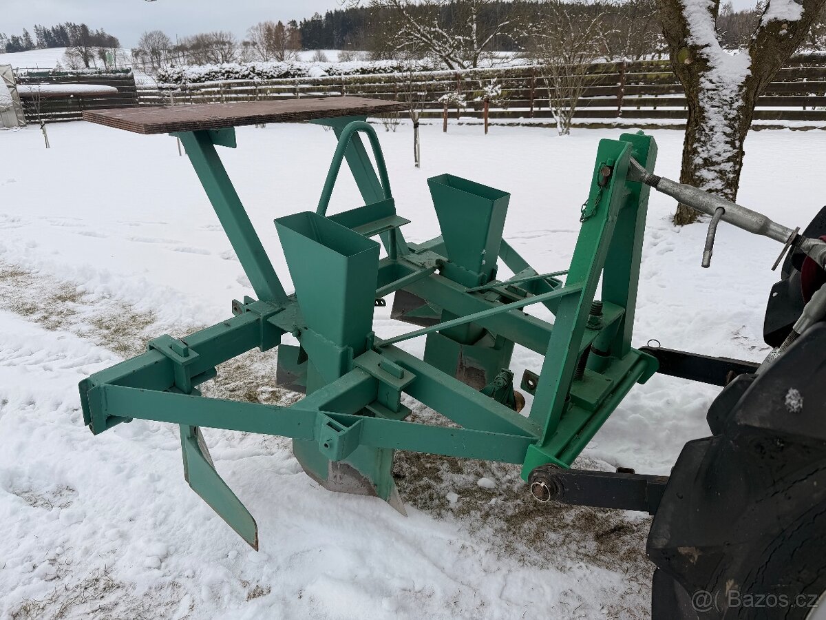 Sazeč na brambory za malotraktor