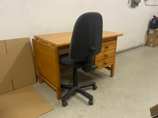 PRODÁM PSACÍ STŮL A KANCELÁŘSKOU ŽIDLI