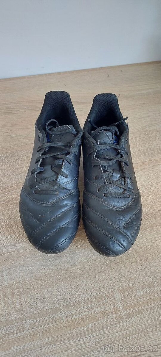 Černé kožené fotbalové boty (copáčky) – vel. 34