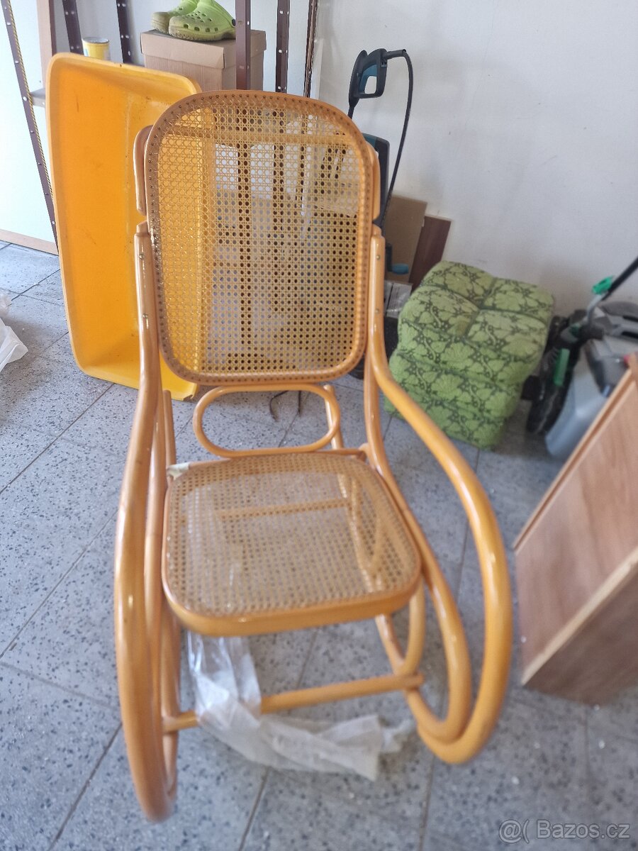 Houpaci kreslo Thonet