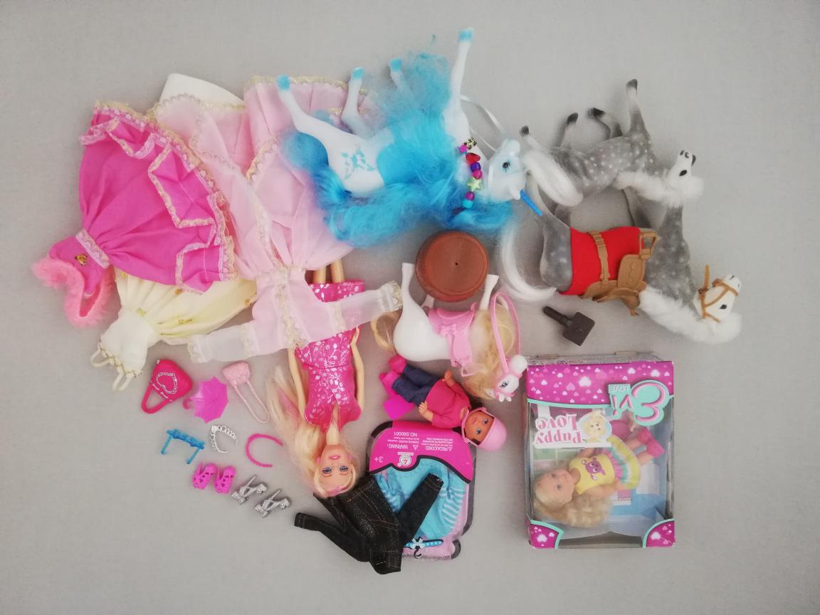 Prodám panenky a doplňky.