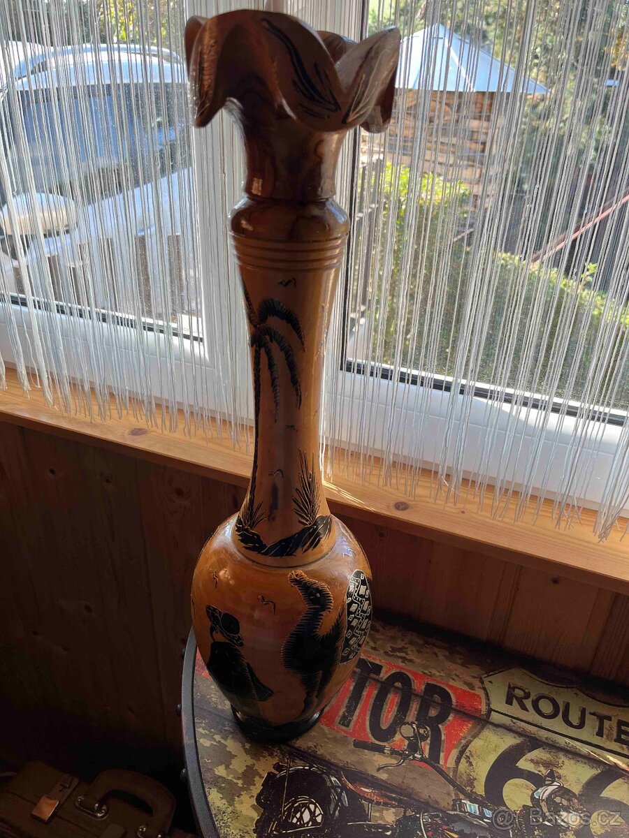 Dřevěné orientální vázy