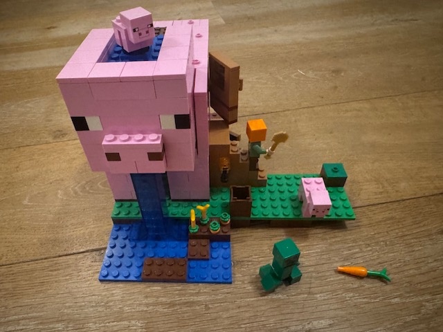 LEGO MINECRAFT 21170 – DŮM VE TVARU PRASETE