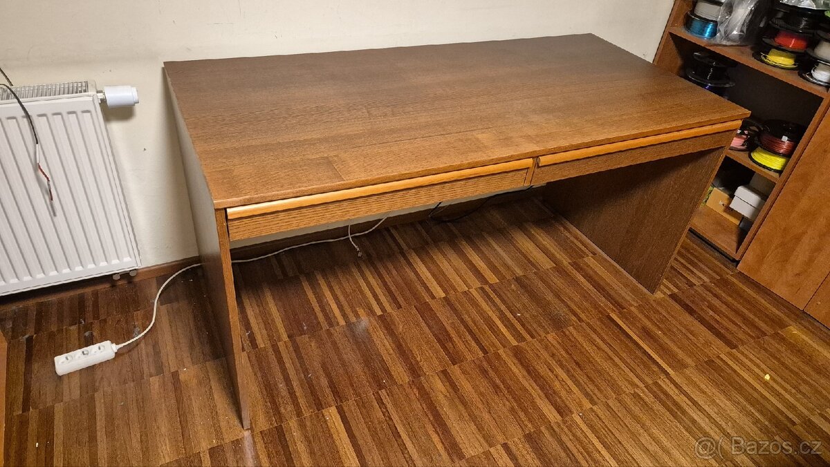 pracovní stůl