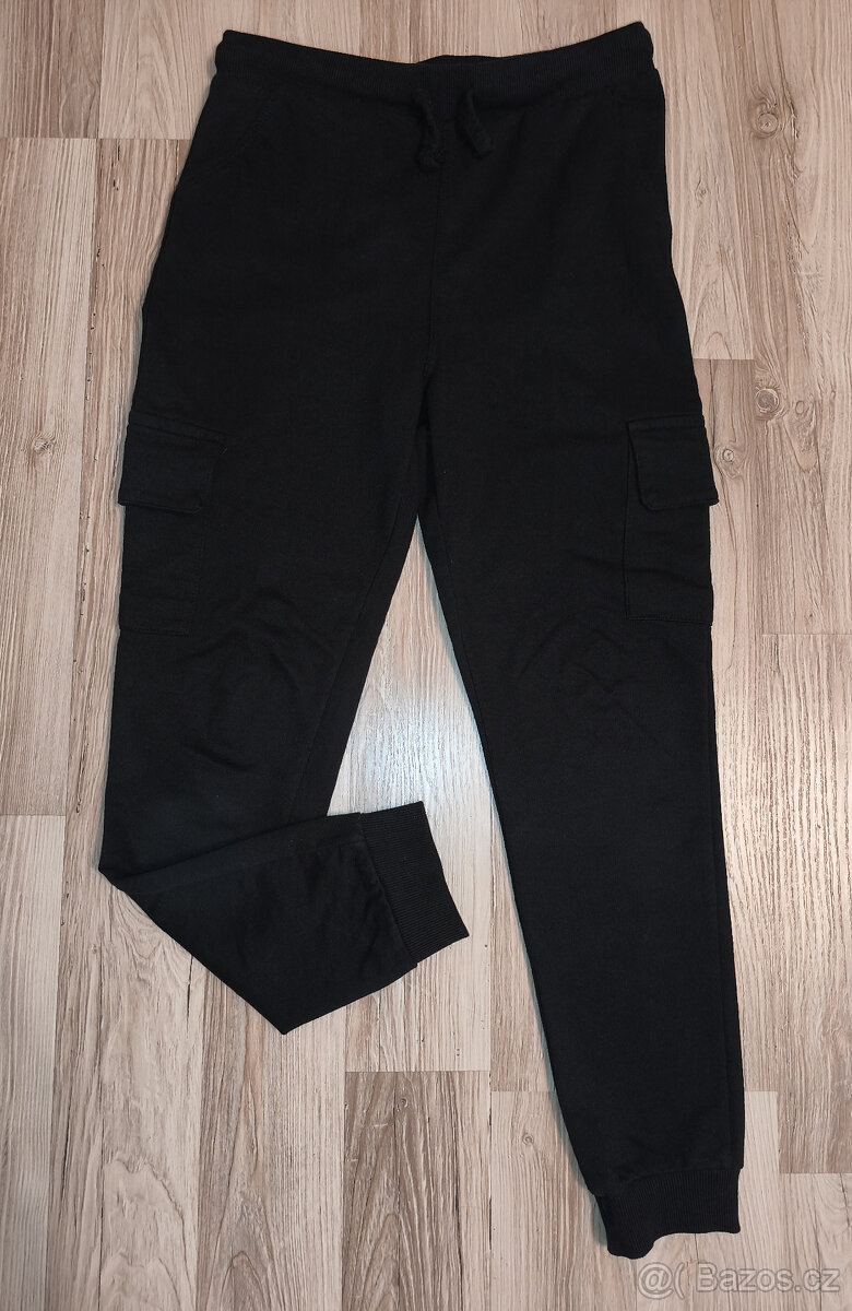 Dětské černé tepláky s kapsami Sinsay - vel. 140