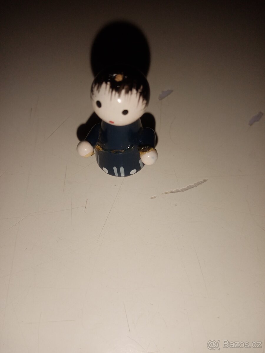 Dřevěná umělecká figurka 3,2 cm x 3,1 cm skvělý stav